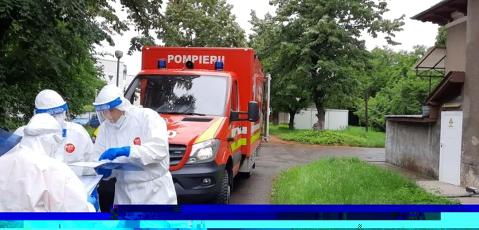 Medicii în curtea secţiei de boli infecţioase din cadrul Spitalului Judeţean Ploieşti