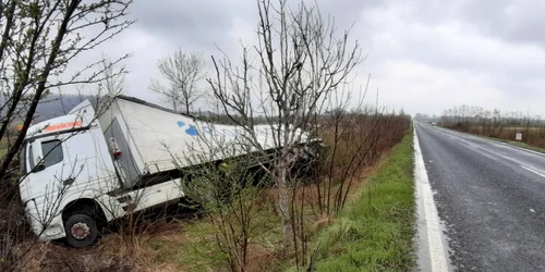 autotren iesit in decor pe seoseaua hateg caransebes foto daniel guta adevarul