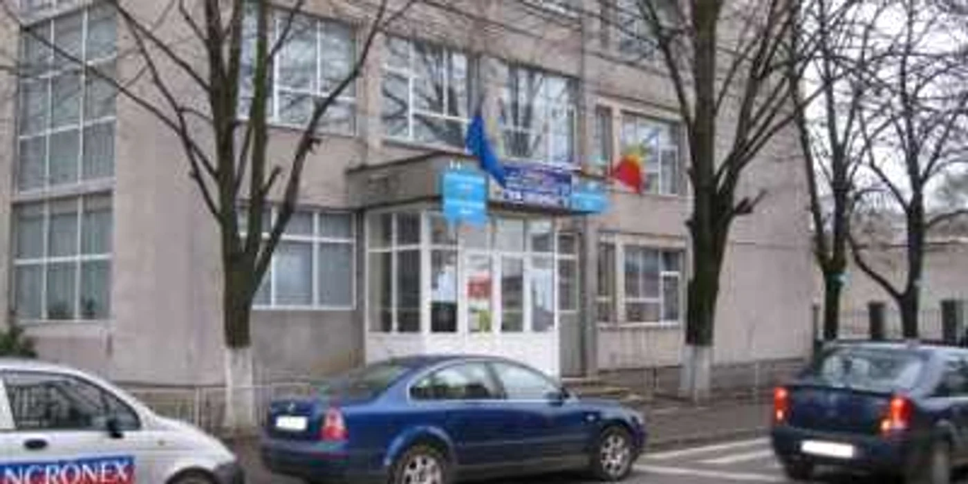 Supărat pe note un puşti a anunţat prezenţa unei bombe în şcoală