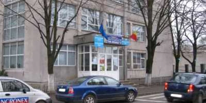 Supărat pe note un puşti a anunţat prezenţa unei bombe în şcoală