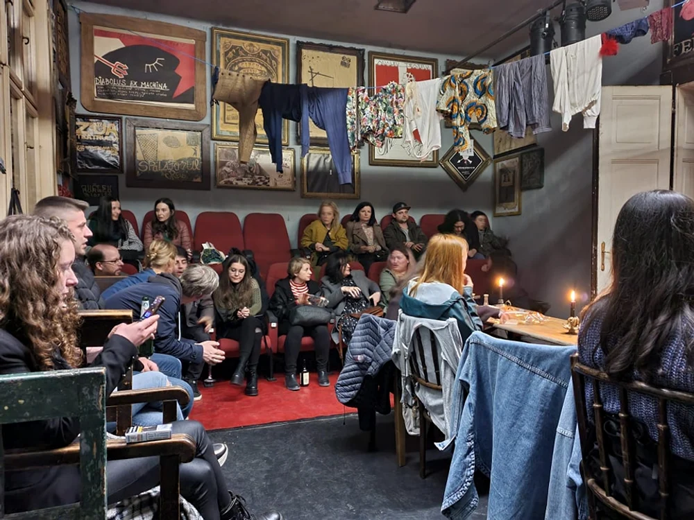 Teatrul funcționează într-o vilă, iar vecinii au fost deranjați de zgomot (foto: Raluca Hatmanu)