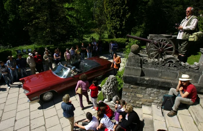 29 de maşini de epocă vor face spectacol la Castelul Peleş. FOTO Adevărul