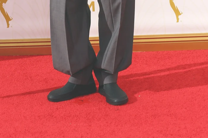 Allan Cumming (50 de ani) a purtat «crocs» la premiile Emmy