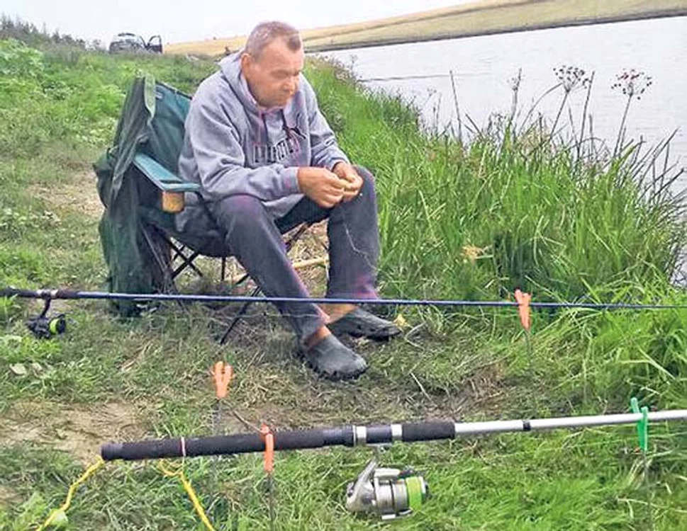 Vedete din România pasionate de pescuit. Cornel Patrichi se relaxează pe malul gârlei foto: monden.acasa.ro