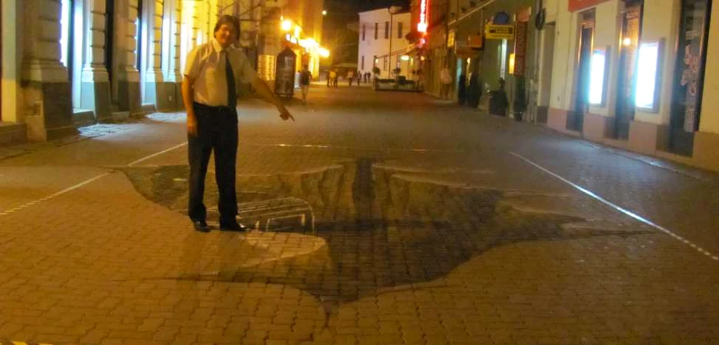 Nicolae Robu inspectează craterul de pe strada Alba Iulia