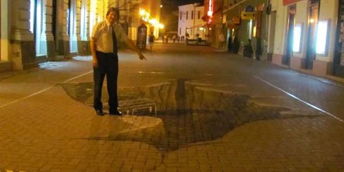 Nicolae Robu inspectează craterul de pe strada Alba Iulia