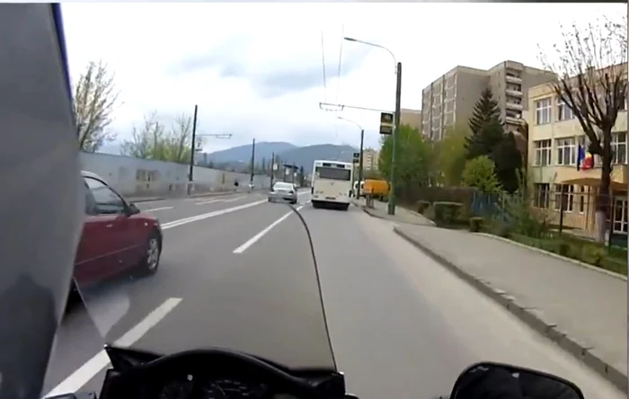 Bărbatul a urmărit autobuzul cu motocicleta