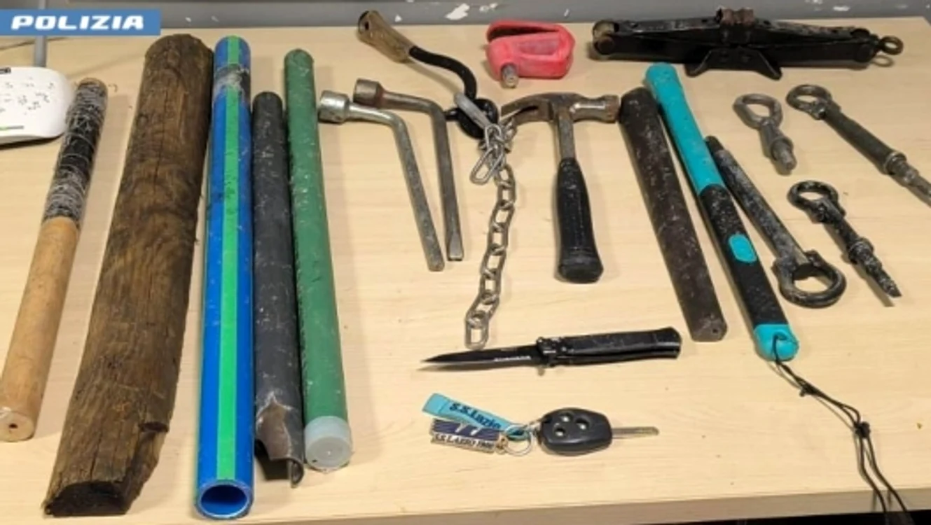 Bâte, cuțite, dar și două chei tubulare au reținut polițiștii din arsenalul huliganilor