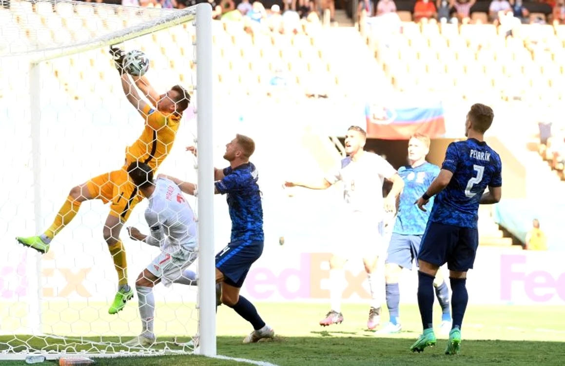 
    Portarul Slovaciei, Dubravka, și-a voleibalat mingea în plasă în loc să o dea peste poartăFoto: Guliver/ GettyImages  