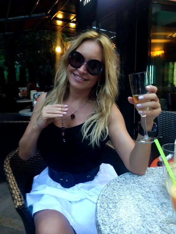 
    28 mai: Așa arătau noile  silicoane ale  Vicăi la scurt  timp după  operaţie  