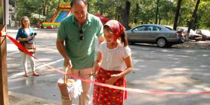 Scufița Roșie, alături de primarul Dorin Florea, a inaugurat aleea