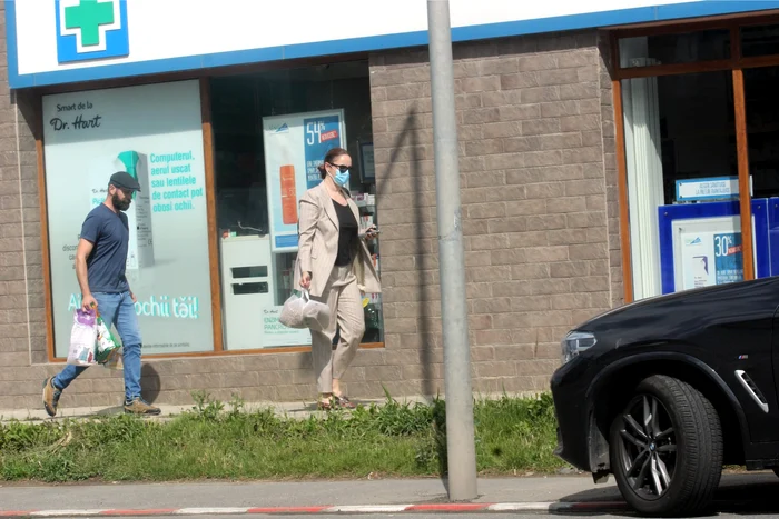 Andreea Marin a cumpărat mâncare de la petshop și a fost ajutată de un tânăr să ducă plasele la mașină