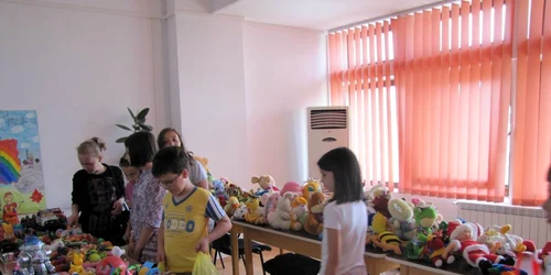 Caravana cărţilor şi jucăriilor