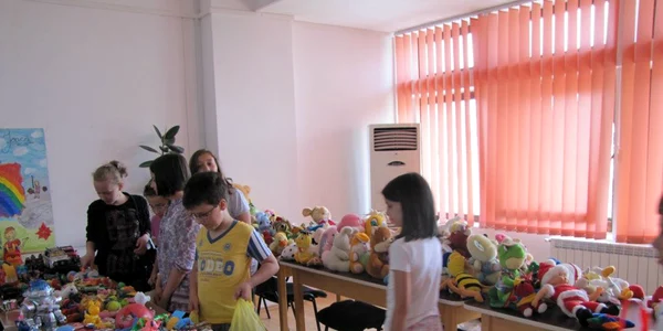 Caravana cărţilor şi jucăriilor