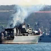 Arde crucișătorul de rachete Moskva, cea mai importantă navă rusă din Marea Neagră/ Ucrainenii susțin că au lovit nava cu două rachete, rușii spun că a existat doar un incendiu la bord jpeg