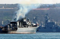 Arde crucișătorul de rachete Moskva, cea mai importantă navă rusă din Marea Neagră/ Ucrainenii susțin că au lovit nava cu două rachete, rușii spun că a existat doar un incendiu la bord jpeg