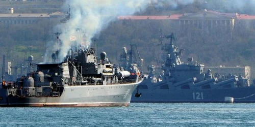 Arde crucișătorul de rachete Moskva, cea mai importantă navă rusă din Marea Neagră/ Ucrainenii susțin că au lovit nava cu două rachete, rușii spun că a existat doar un incendiu la bord jpeg