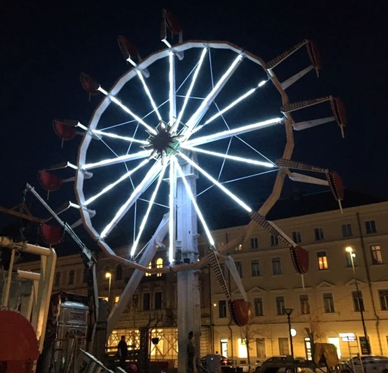 
    Roata panoramică e aproape montată. Va fi atracția târgului din Cluj-Napoca  