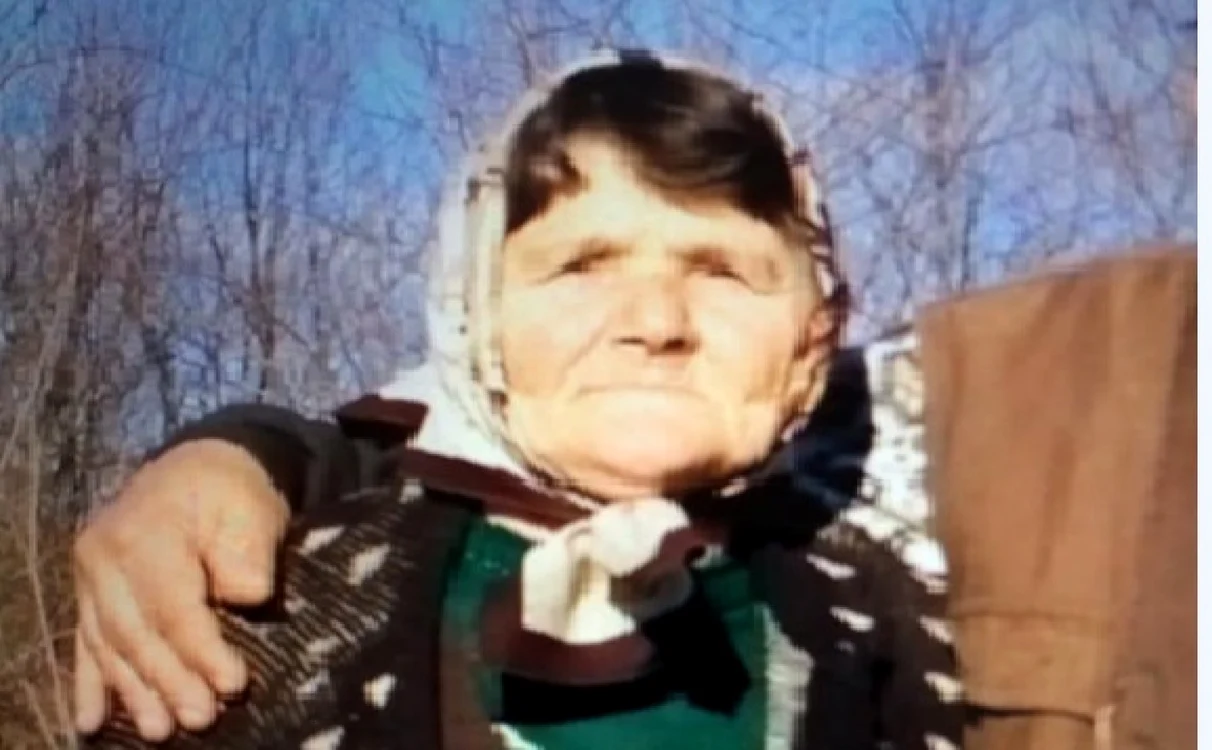 Bătrâna a fost găsită în spatele unei stive cu lemne