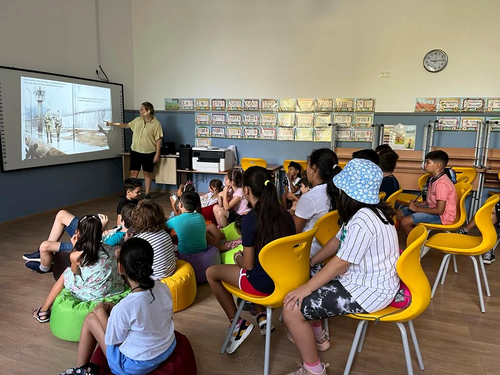 Învățarea este mereu o experiență fascinantă pentru elevii Soranei FOTO arhiva personală