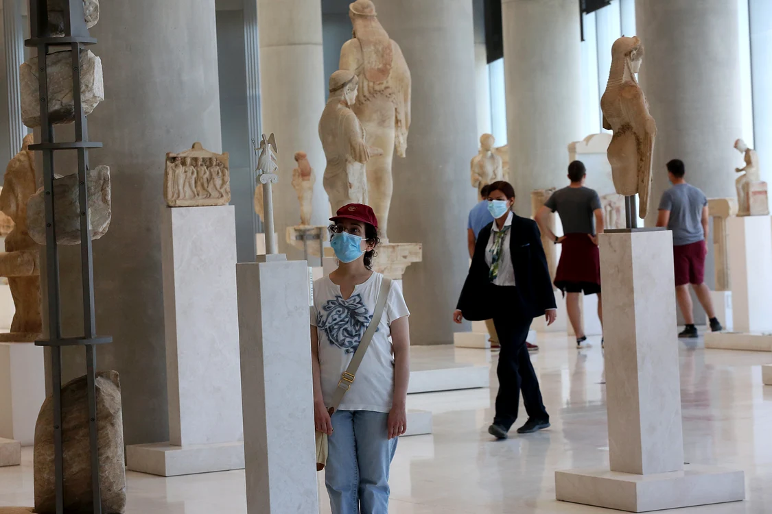 Iată staţiunile unde se impun restricţii:  Mykonos, Paros, Antiparos, Corfu, Zakynthos,  Kos, Rodos, Creta. În Salonic şi Halkidiki aceste  măsuri au fost luate încă de acum 10 zile