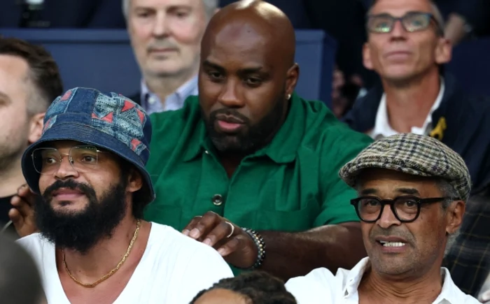 Yannik Noah, fost tenismen, și fiul său, Jaokim Noah, fost baschetbalist în NBA, sunt în tribună