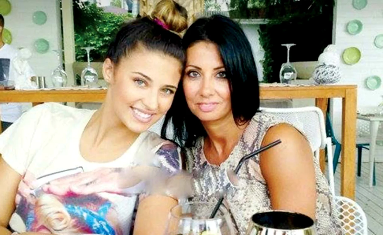 Antonia şi mama ei, Denise, par două surori apropiate de vârstă