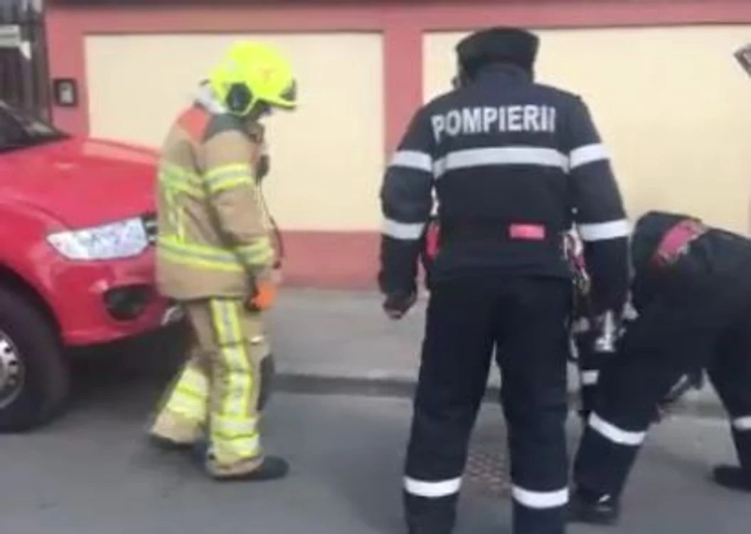 
    Pompierii au verificat canalele de pe mai multe străzi din București. Apelul copilului de 9 ani s-a dovedit falsFoto: captură Pro Tv  