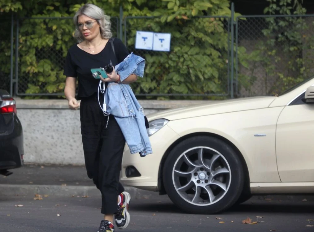 
    Gina Pistol este gazda 