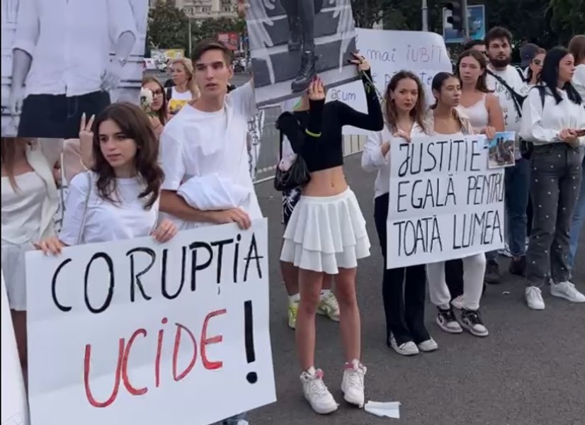 Protest în Piața Victoriei. Rudele și prietenii celor doi tineri care au murit în accidentul de la 2 Mai vor să se facă auziți
