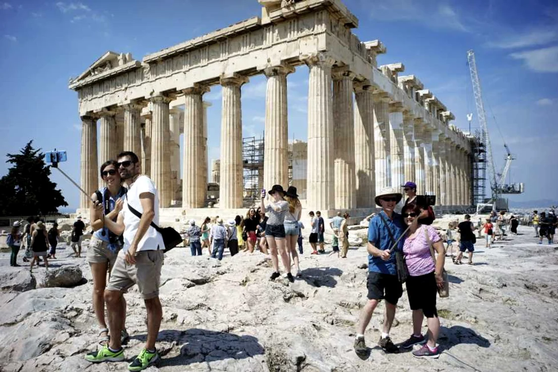 Turişti vizitează vechiul Acropole ruinele templului Parthenon din secolul al cincilea î Hr în Atena Grecia FOTO Guliver/GettyImages