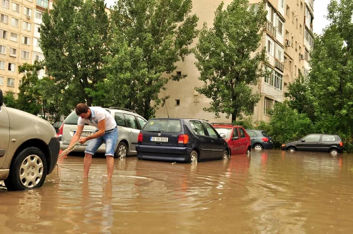 Parcare inundată în cartierul Alexandru cel Bun la peste 10 ore de la oprirea ploilor FOTO Bogdan Rotariu/facebook