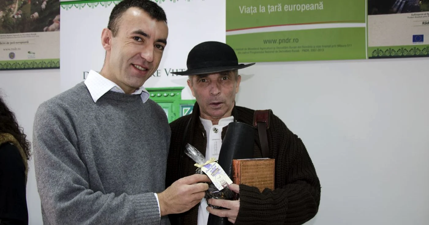 Alin Prunean (stânga) alături de Grigore Leşe promovează produsele tradiţionale româneşti la târgurile de profil. FOTO: ARHIVA PEROSNALĂ