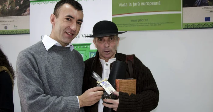 Alin Prunean (stânga) alături de Grigore Leşe promovează produsele tradiţionale româneşti la târgurile de profil. FOTO: ARHIVA PEROSNALĂ