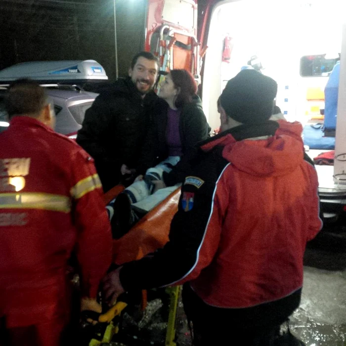 Oana a fost transportată la spital cu o ambulanță