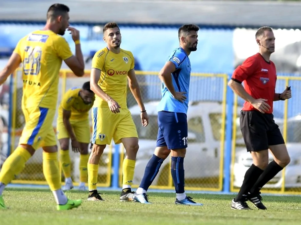 
    Antrenorul naționalei de tineret a României a fost prezent la victoria surprinzătoare a celor de la Metaloglobus împotriva Petrolului, 1-0,  în etapa a patra a Ligii secundeFoto: Click!  