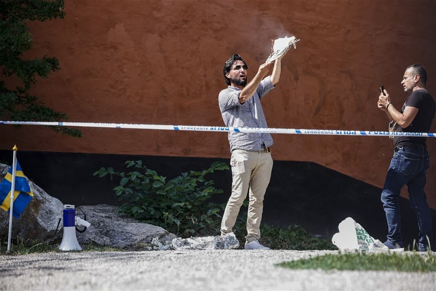 Bărbatul care a ars pagini din Coran în Suedia, pregătit să repete acest lucru