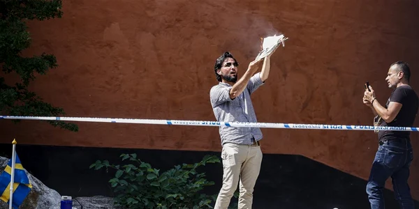 irakianul Salwan Momika arde o copie a coranului în fata unei moschei in Stockholm 28 iunie 2023 Foto EPA EFE jpg