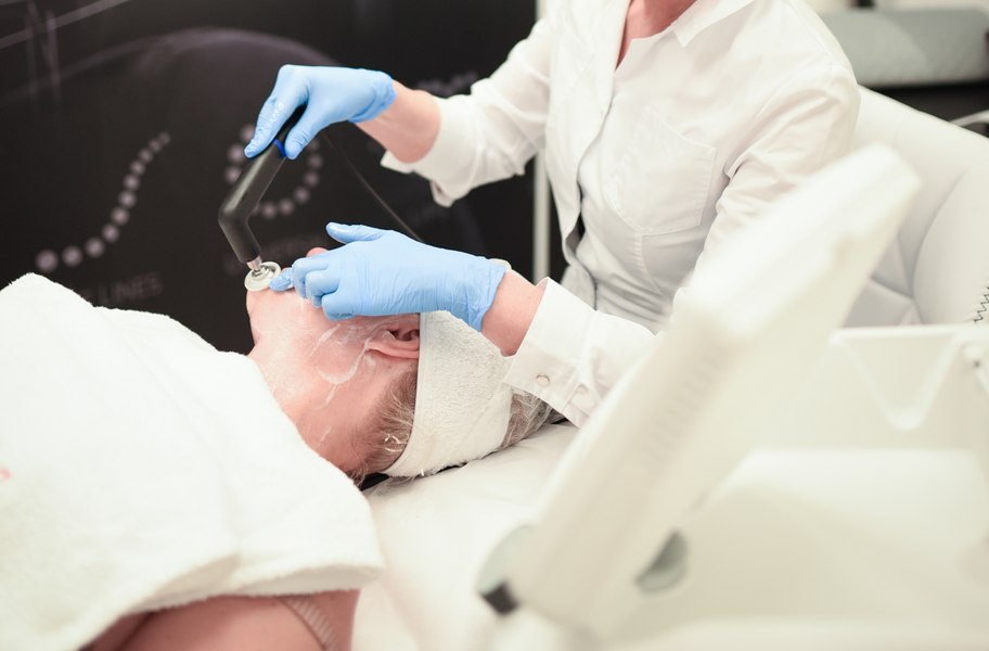 o-femeie-a-murit-dup-un-lifting-facial-la-o-clinic-din-bucure-ti-motivul-pentru-care-inspectorii-sanitari-nu-au-putut-intra-n-cabinet