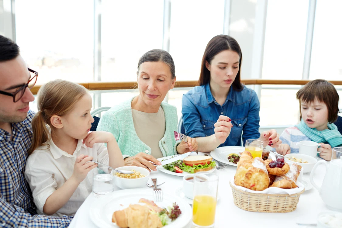 Pentru a-și lua din hrană nutrienții necesari pentru supraviețuire, organismul supune hrana unui proces laboriosfoto: Shutterstock