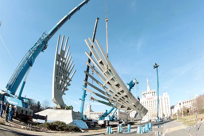 Cea de-a doua aripă a monumentului a fost montată ieri