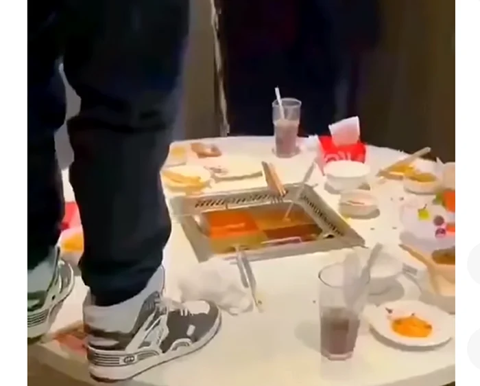 Adolescentii  au urinat în supă. FOTO YouTube Malay Mail