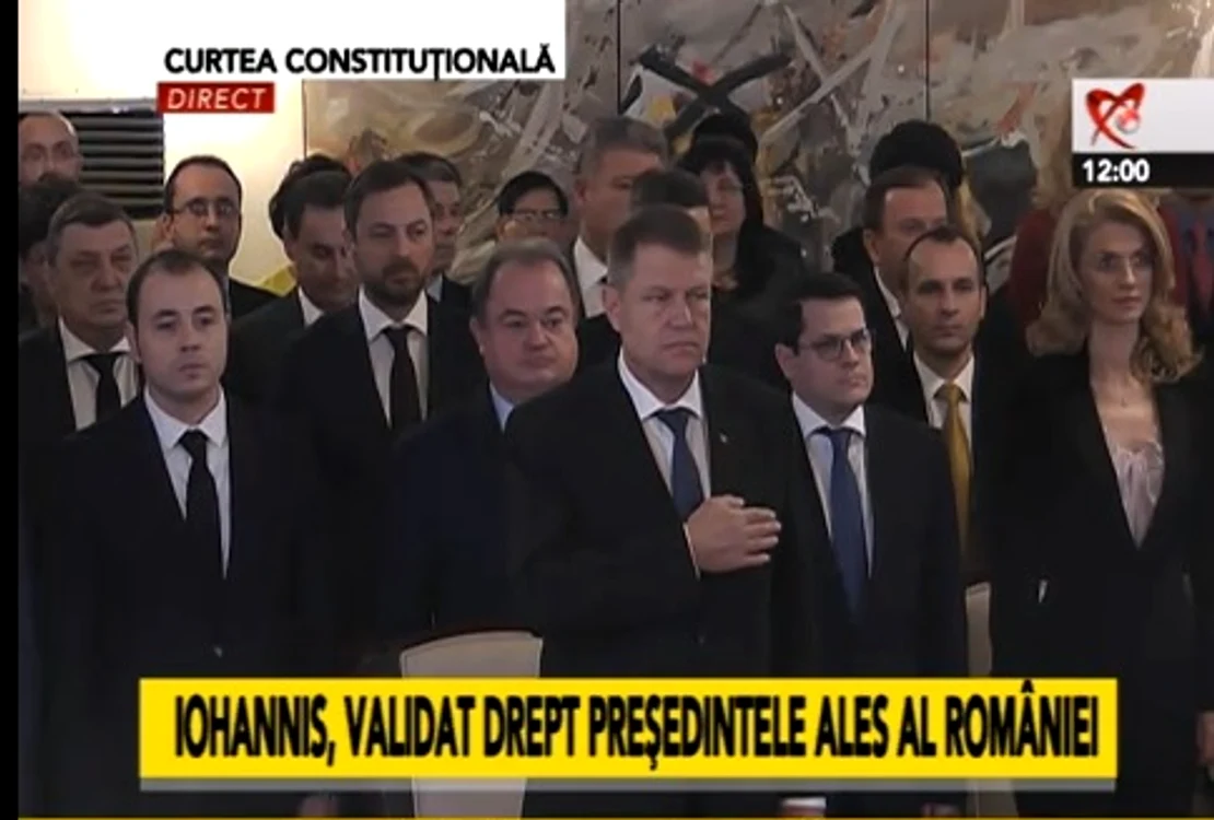 Klaus Iohannis, în timp ce era intonat imnul la ceremonia de validare