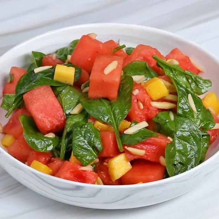 Salată de pepene cu mango şi spanac jpeg