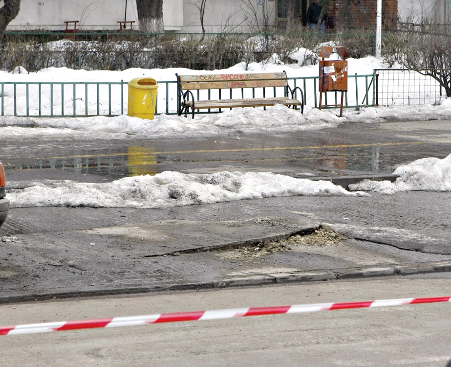 O explozie sub asfaltul dintr-o parcare de pe Bulevardul Drumul Taberei a speriat locuitorii din zonă (fotografii: Dan Bistriţeanu/ mediafax)