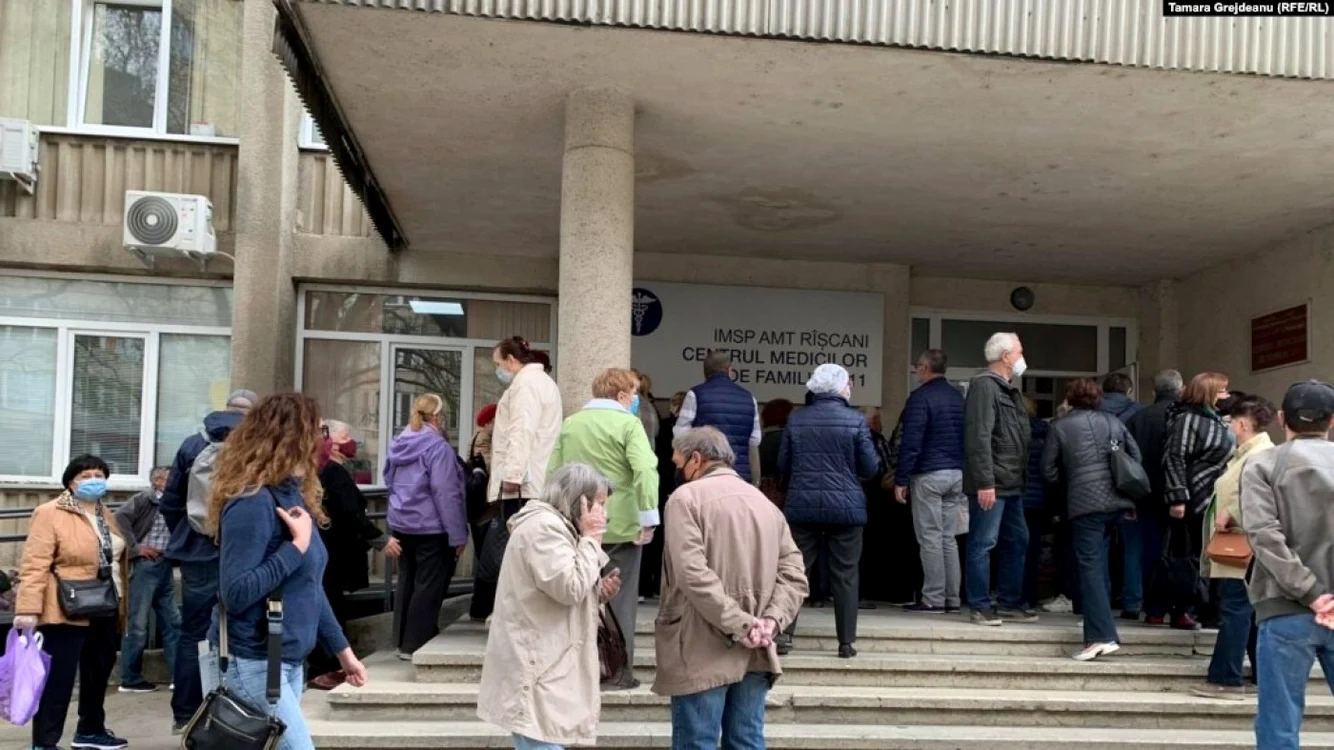Oamenii se îmbulzesc pentru a se vaccina cu Sputnik V FOTO Tamara Grejdeanu RFE/RL