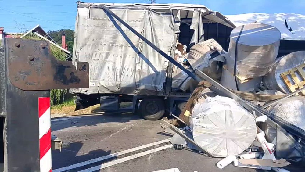 Hârtie igienică împrăștiată pe Valea Oltului după răsturnarea unui TIR. Traficul a fost deviat