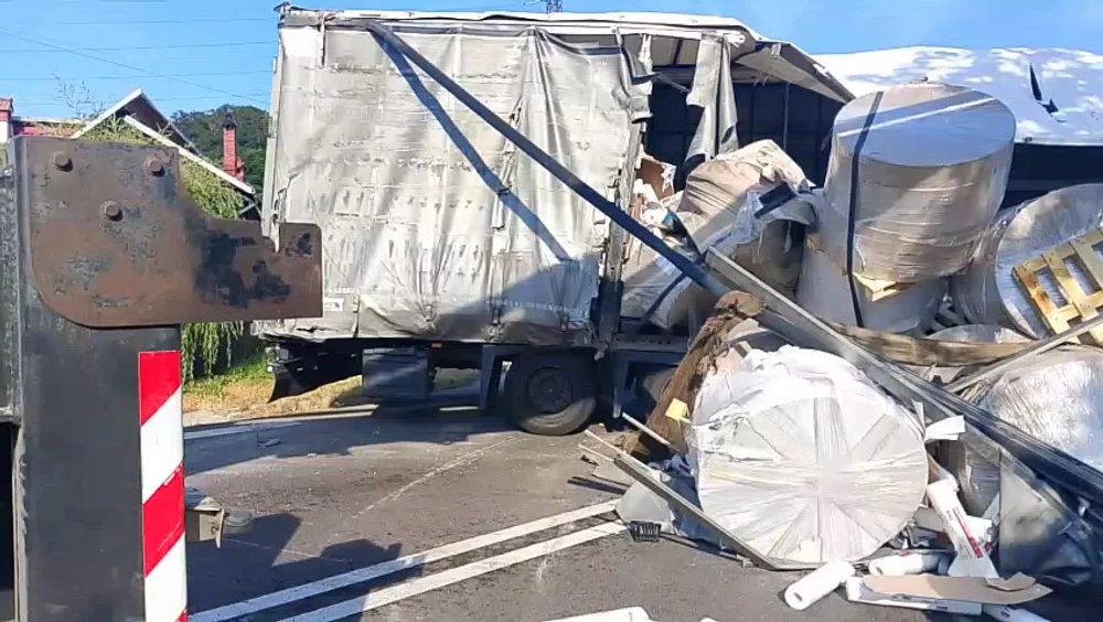 TIR încărcat cu hârtie igienică, răsturnat pe Valea Oltului după ce șoferul a pierdut controlul într-o curbă. Traficul a fost deviat