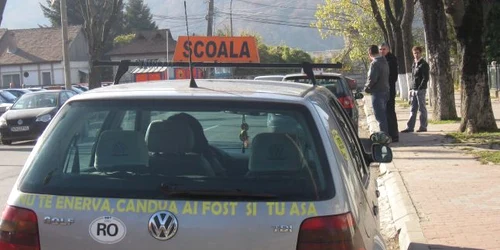 Maşinile cu mesaje menite să facă şoferii mai îndulgenţi atrag privirile pietrenilor