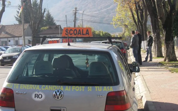 Maşinile cu mesaje menite să facă şoferii mai îndulgenţi atrag privirile pietrenilor